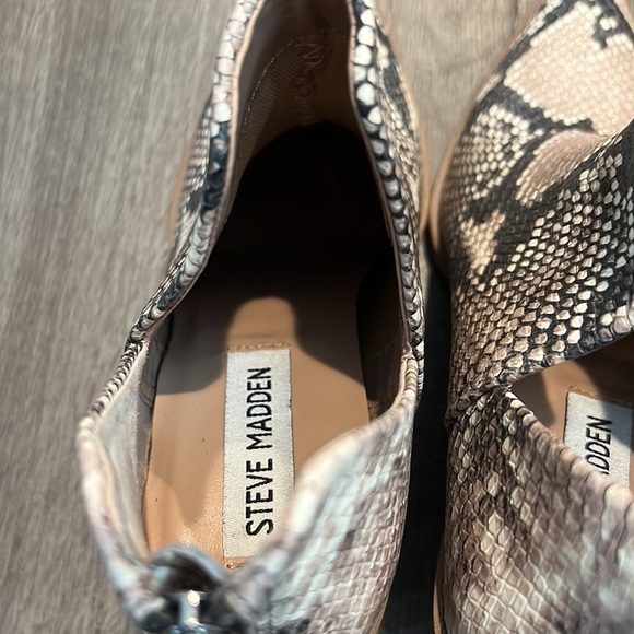 Steve Madden Snip-Toe Snakeskin 2" heel‎ Bootie, Size 6M, - Picture 3 of 9